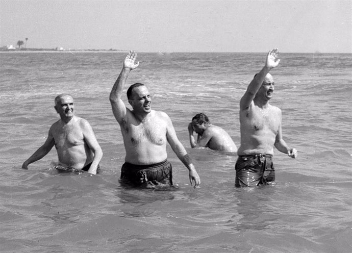 Archivo - El entonces ministro de Informacion y Turismo Manuel Fraga bañandose en la playa de Palomares donde cayeron las bombas termonucleares estadounidenses