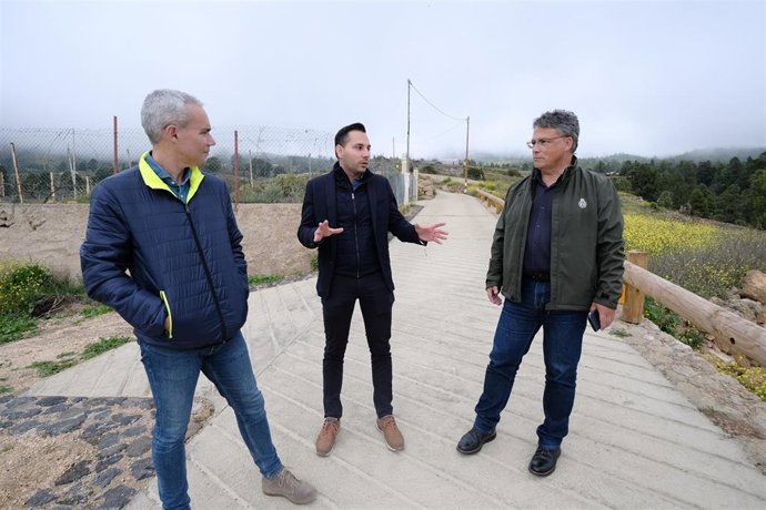 El consejero insular de Agricultura, Ganadería y Pesca del Cabildo de Tenerife, Javier Parrilla, y el alcalde de Fasnia, Luis Javier González, han visitado las obras de mejora y pavimentación, ya finalizadas, del camino agrícola Lomo Los Pinos
