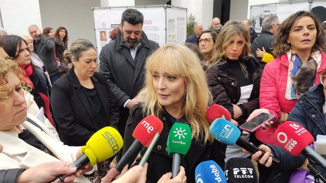 Carmen Castilla atiende a los periodistas en Córdoba.