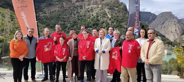 Entrega de chaquetillas rojas a los cocineros que han tematizado 'Málaga Adentro Valle del Guadalhorce'.