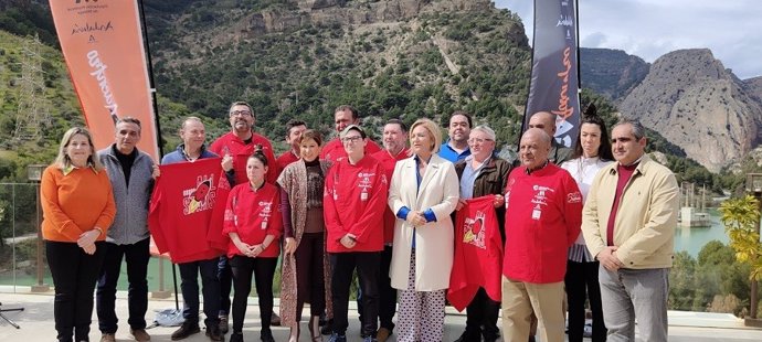 Entrega de chaquetillas rojas a los cocineros que han tematizado 'Málaga Adentro Valle del Guadalhorce'.