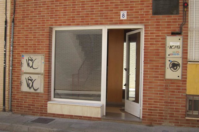 Archivo - Portal de la calle Alegría, número 8, de Zaragoza, donde este lunes una mujer ha sido asesinada con arma blanca.