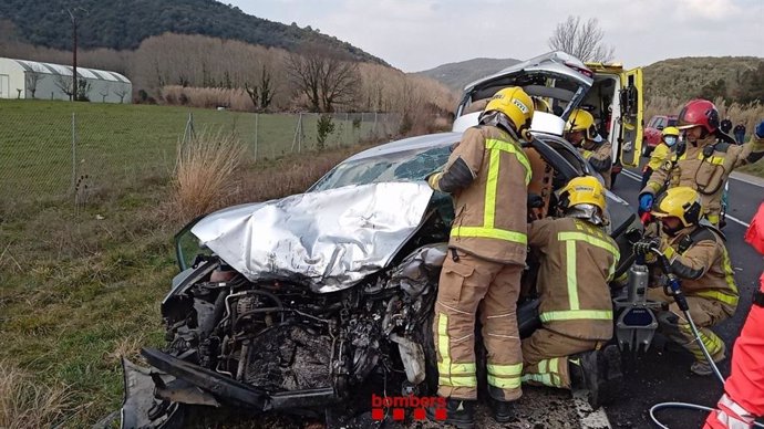 Imagen de uno de los dos vehículos del accidente en la C-63 en Amer (Girona)