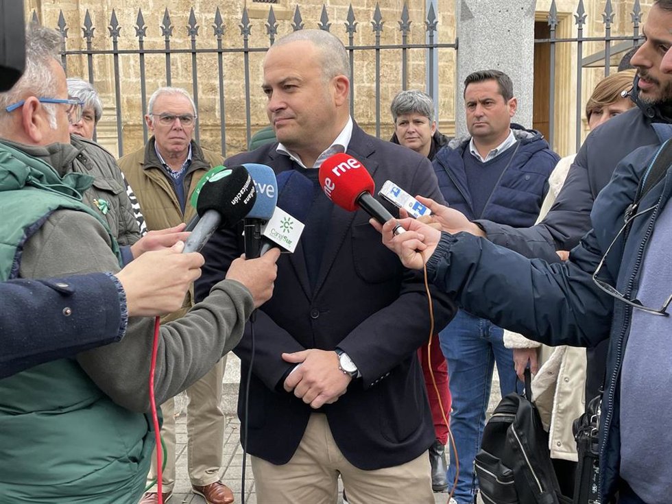 El portavoz de la Plataforma en Defensa de los Regadíos del Condado, Julio Díaz, en las puertas del Parlamento andaluz.