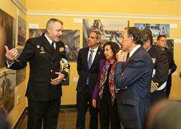 La ministra de Defensa, Margarita Robles, visitando la exposición fotográfica sobre la operación Atalanta, en Chiclana de la Frontera (Cádiz)