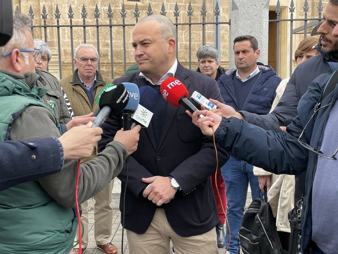 El portavoz de la Plataforma en Defensa de los Regadíos del Condado, Julio Díaz, en las puertas del Parlamento andaluz.