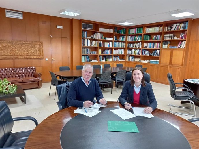 José Porras y Cristina Casanueva, durante la firma del convenio en la Delegación de Fomento.