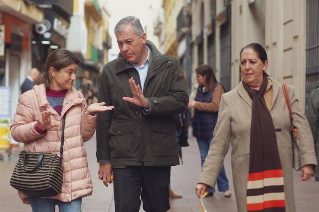 Sanz se reúne con comerciantes durante un paseo por calles del Casco Antiguo.