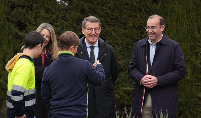 El presidente del PP, Alberto Núñez Feijóo, tras visitar Down Cáceres con la líder del PP de Extremadura, María Guardiola.