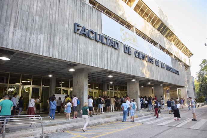 Archivo - Varias personas a la entrada de la Facultad de Ciencias de la Información de la Universidad Complutense de Madrid