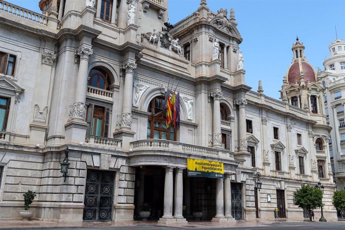 Archivo - Bandera de España a media asta en la fachada del Ayuntamiento de Valencia