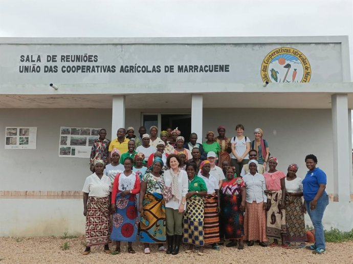 Encuentro de Maeztu con mujeres de la Cooperativa Agrícola de la localidad de Marracuene.