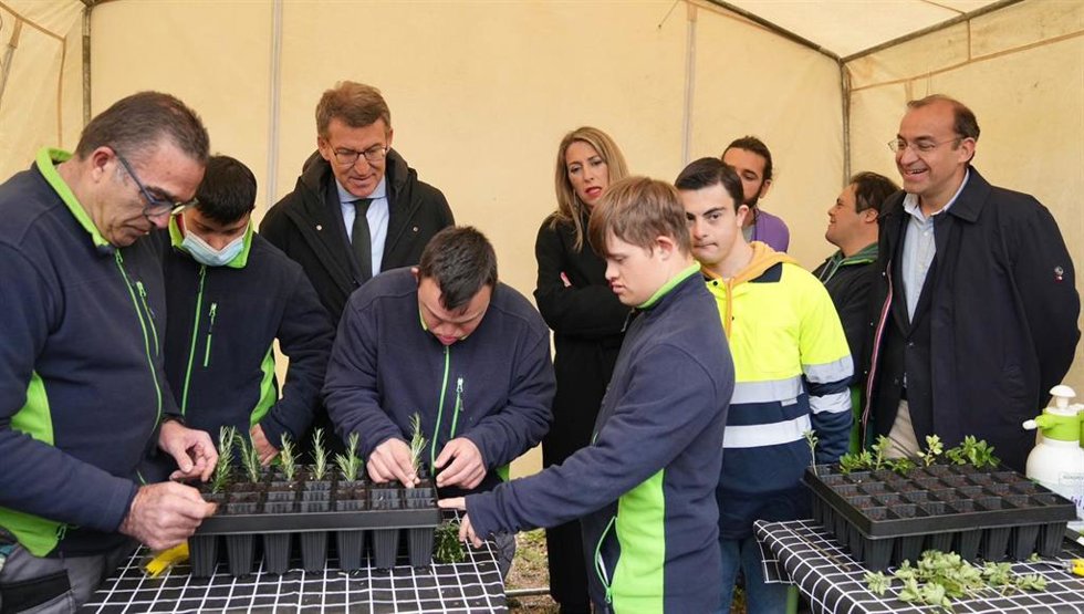 El presidente del PP, Alberto Núñez Feijóo, en su visita a Down Cáceres con la líder del PP de Extremadura, María Guardiola.