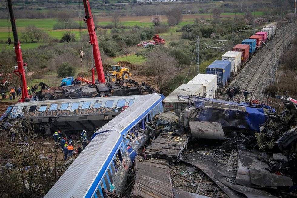 Bomberos y trabajadores de los equipos de búsqueda y rescate tras un accidente de tren en los alrededores de la ciudad de Tempe, en Grecia