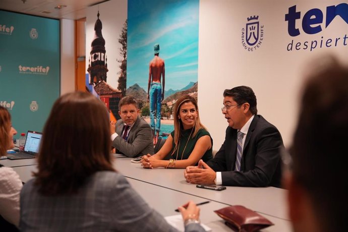 Archivo - El presidente del Cabildo de Tenerife, Pedro Martín; la directora insular de Turismo, Laura Castro, y el consejero delegado de Turismo de Tenerife, David Pérez