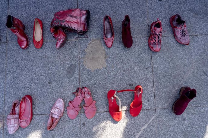 Archivo - Zapatos rojos  en el Puente de Triana, para denunciar la violencia de género como colofón a la manifestación por el Día Internacional de la Eliminación de la Violencia contra las Mujeres.