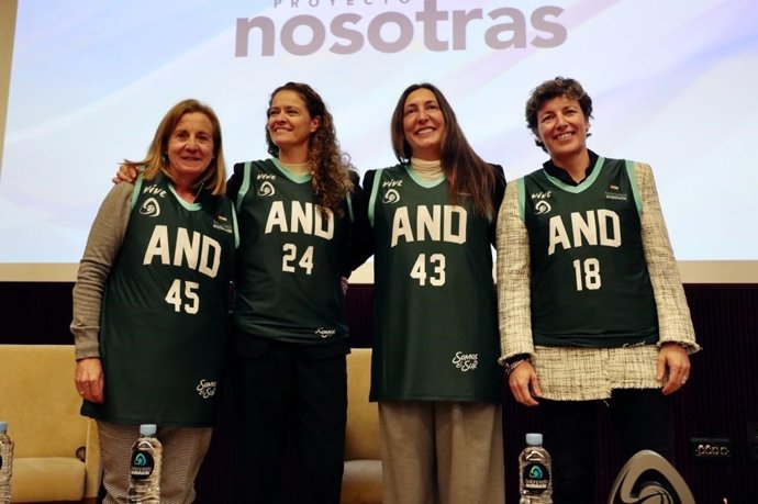 Loles López (2 dcha.) en el IV Espacio Mujer, Talento y Deporte 'Nosotras', organizado por la FAB en Córdoba.