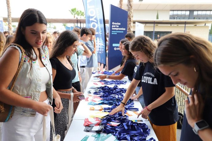 Jóvenes en el campus organizado por la Universidad Loyola. Imagen de archivo