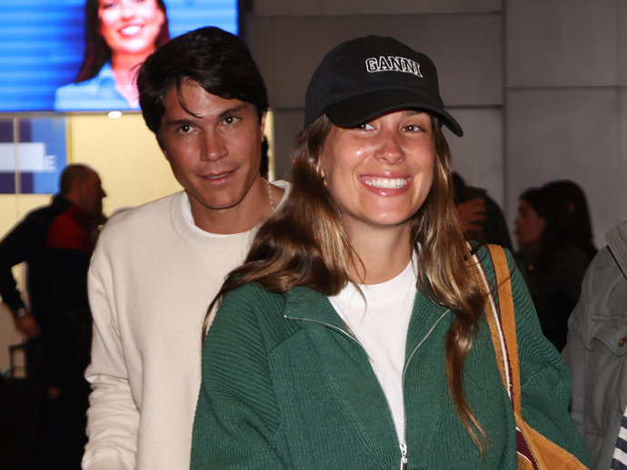 María Pombo y Pablo Castellano en el aeropuerto de Madrid tras regresar de su viaje a Cancún