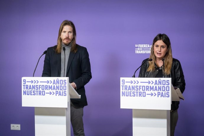 Los portavoces de Podemos, Pablo Fernández y Alejandra Jacinto, ofrecen una rueda de prensa en la sede de Podemos, a 20 de febrero de 2023, en Madrid (España).