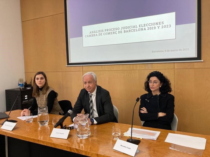 L'empresari Carles Tusquets al costat de les advocades Mercedes Cuyás i Maria Francisca Castell