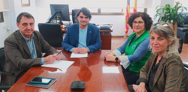 Firma del convenio entre la Conselleria de Salud y Consumo y la Asociación Española Contra el Cáncer  (AECC) en Baleares para regular actividades de voluntariado en el Hospital de Inca
