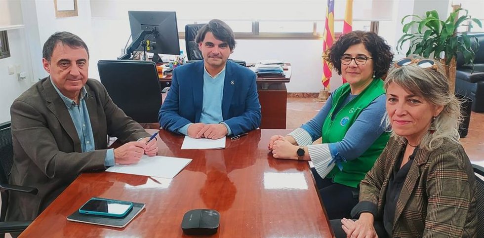 Firma del convenio entre la Conselleria de Salud y Consumo y la Asociación Española Contra el Cáncer  (AECC) en Baleares para regular actividades de voluntariado en el Hospital de Inca