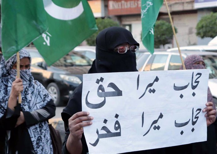 Archivo - Manifestación en defensa del hiyab o velo islámico en Pakistán