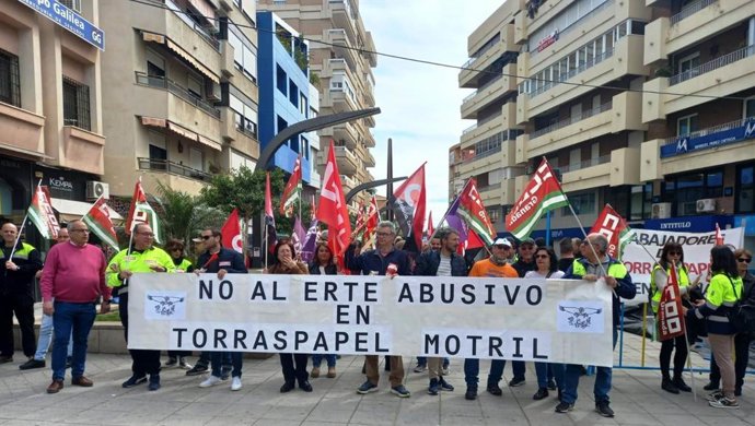 Concentración de trabajadores de Torraspapel en Motril