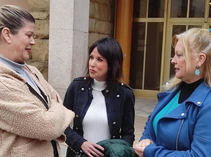 Martina Velarde (centro), entre las dos ediles de Podemos en el Ayuntamiento de Córdoba.