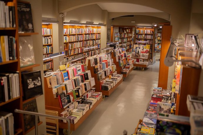 Archivo - Foto d'arxiu d'una llibreria de Barcelona