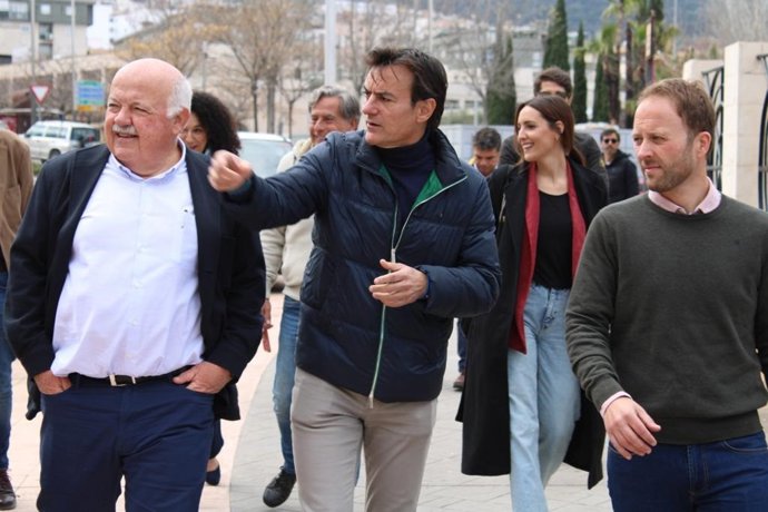 Agustín González junto a Jesús Aguirre y el presidente del PP de Jaén, Erik Domínguez, en su visita al barrio del Bulevar