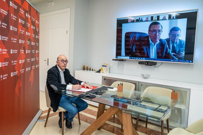 El Rector De La UR, Juan Carlos Ayala Calvo, En Calidad De Presidente De La Fundación Dialnet De La Universidad De La Rioja Y Franklin Tapia Defáz, Rector De La Universidad Tecnológica Indoamérica, Han Firmado Un Convenio De Colaboración