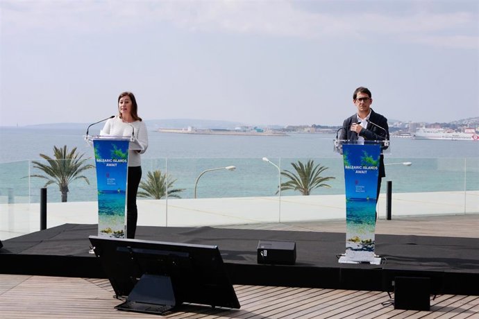 Armengol y Negueruela durante una rueda de prensa online para medios alemanes en 2021.