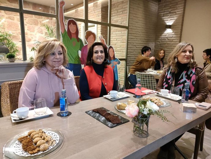 La secretaria general del PSOE La Rioja, Concha Andreu, la presidenta de la Fundación Mujeres, Elena Valenciano, y la directora general de Igualdad del Gobierno de La Rioja, Emilia Fernández, en un acto sobre feminismo en Logroño