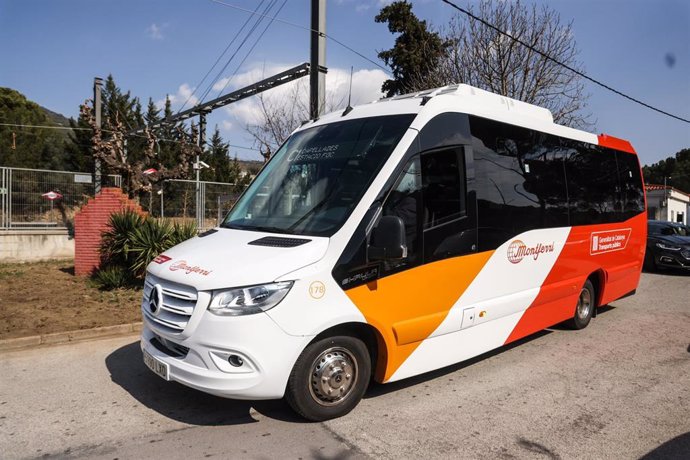 Nuevo vehículo de la línea que une Capellades (Barcelona) con la estación de FGC