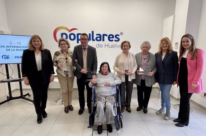 El Partido Popular de Huelva ha celebrado un acto con motivo del Día Internacional de la Mujer en el que se ha reconocido a las primeras concejalas de la democracia.