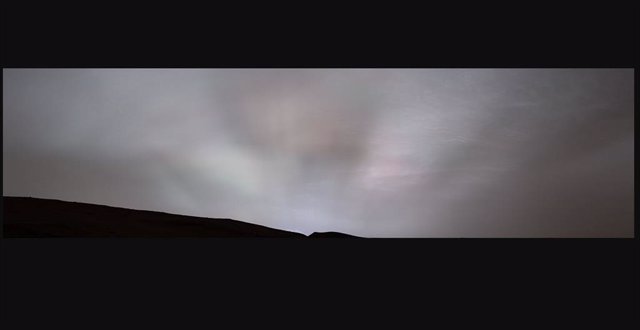 El explorador Curiosity de la NASA captó estos "rayos de sol" brillando a través de las nubes al atardecer del 2 de febrero de 2023, el 3.730º día marciano, o sol, de la misión.