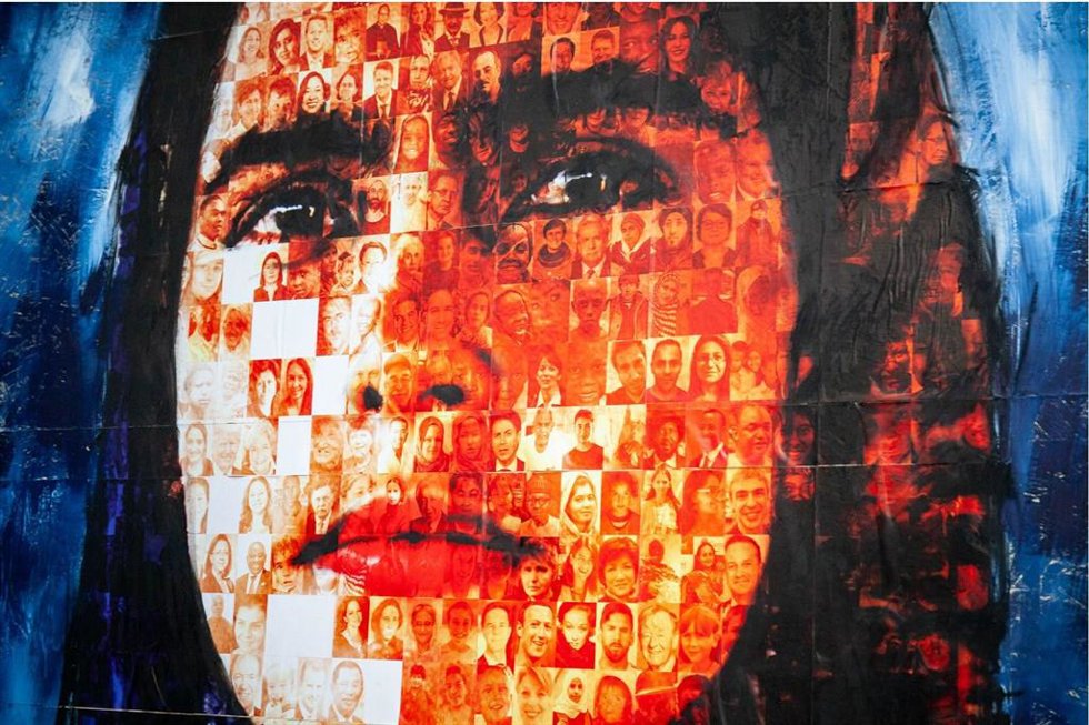 Cartel del rostro de una mujer.