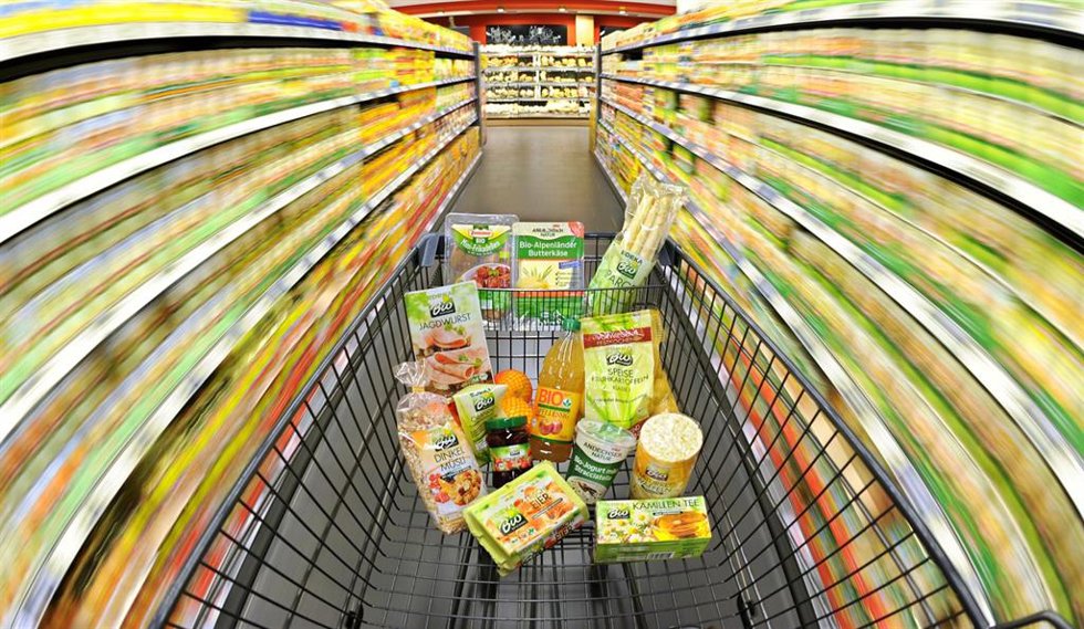 Archivo - Carro de la compra en un supermercado.