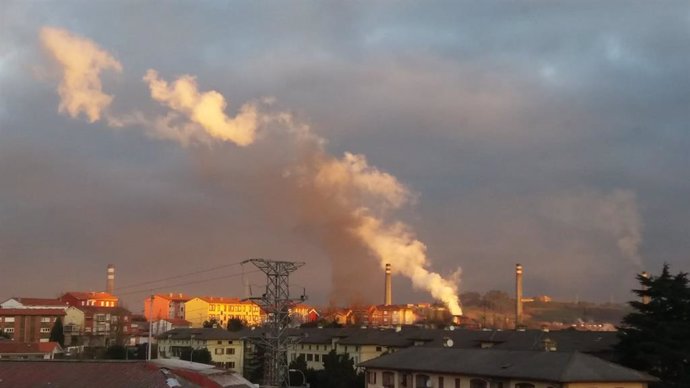 Archivo - Nube de contaminación de ArcelorMittal.