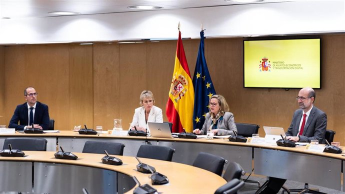 La secretaria de Estado de Digitalización e Inteligencia Artificial, Carme Artiga (2d) y la vicepresidenta primera y ministra de asuntos Económicos, Nadia Calviño (2i), presiden una reunión del Consejo Asesor de Inteligencia Artificial