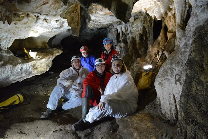 Investigadores en la cueva de Malalmuerzo