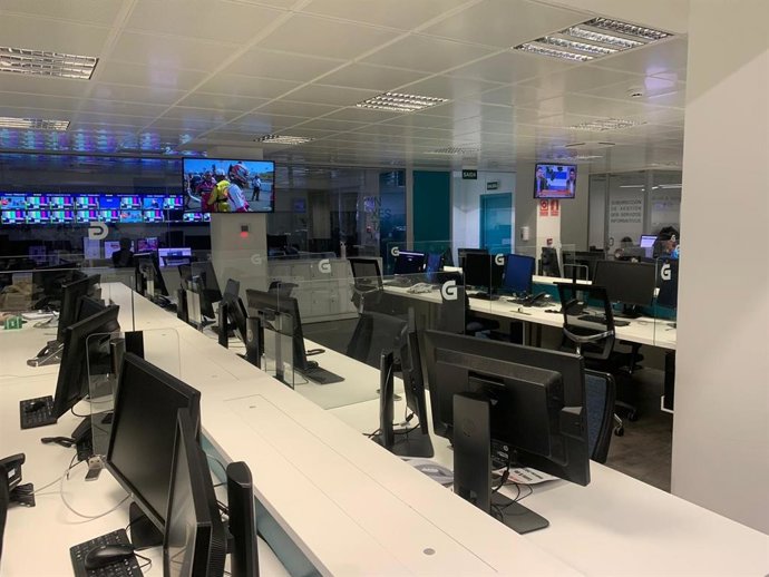 Redacción de la CRTVG con asientos vacíos por la huelga en la CRTVG del 6 de marzo