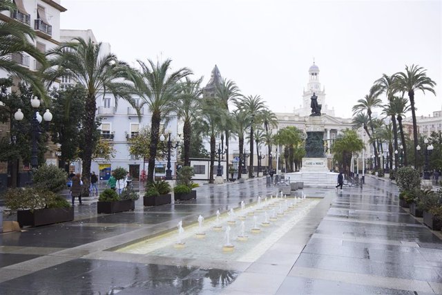 Archivo - Detalle de la plaza de San Juan de Dios durante la llegada de la borrasca Efraín a Cádiz, a 13 de diciembre de 2022 en Cádiz (Andalucía, España). (Foto de archivo).