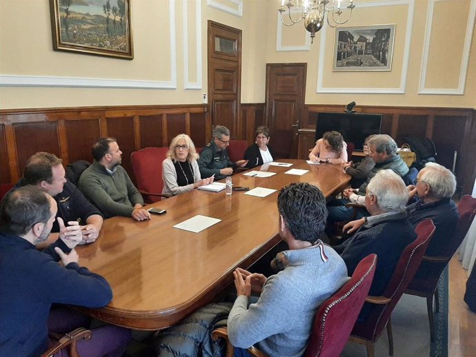 La subdelegada del Gobierno en Huesca, Silvia Salazar, y el teniente coronel jefe de la Comandancia de Huesca, Francisco Pulido, durante la reunión con diversos alcaldes de las comarcas del Cinca Medio, los Monegros y el Somontano.