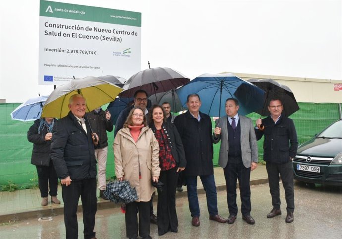 La consejera de Salud, junto al solar donde se construirá el centro de salud de El Cuervo.