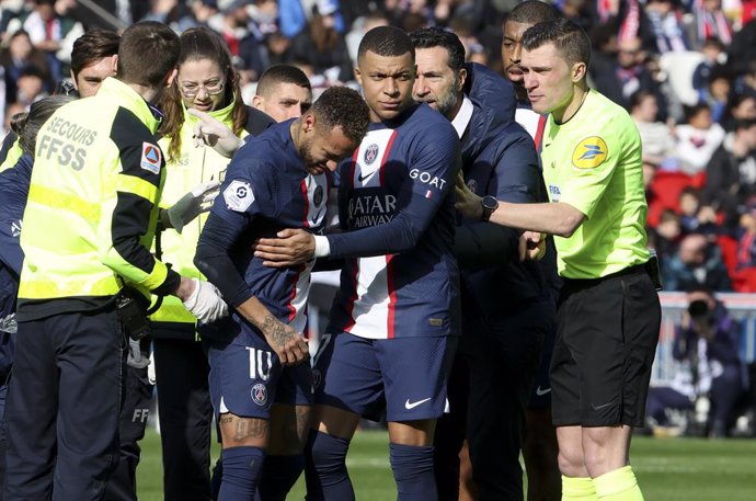 Injured, Neymar Jr of PSG is helped by Kylian Mbappe during the French championship Ligue 1 football match between Paris Saint-Germain and LOSC Lille on February 19, 2023 at Parc des Princes stadium in Paris, France - Photo Jean Catuffe / DPPI