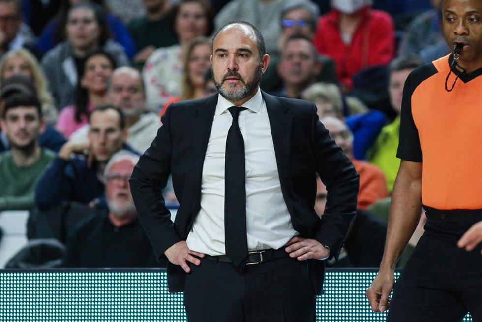 Chus Mateo, entrenador del Real Madrid, durante un partido