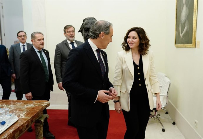 La presidenta de la Comunidad de Madrid, Isabel Díaz Ayuso, se ha reunido este lunes con el nuevo decano del Ilustre Colegio de la Abogacía de Madrid (ICAM), Eugenio Ribón
